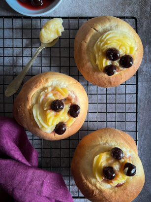 brioche sofficissime con crema pasticcera e amarene