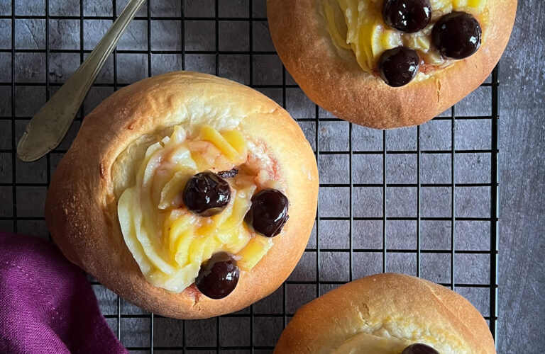 brioche sofficissime con crema pasticcera e amarene