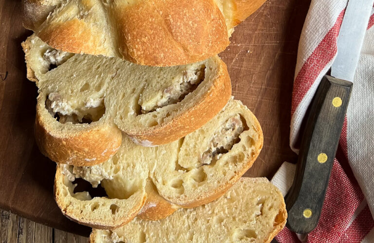 treccia salata di pan brioche con stracchino e salsiccia