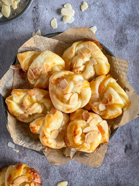 girelle di sfoglia con marmellata e lamelle di mandorle