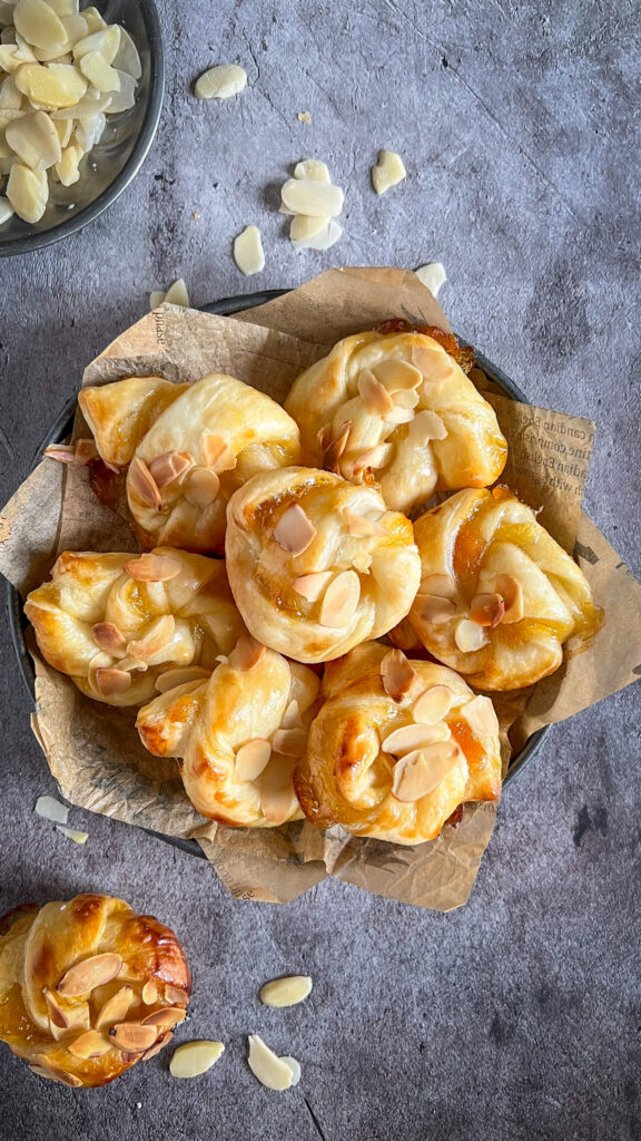 girelle di sfoglia con marmellata e lamelle di mandorle