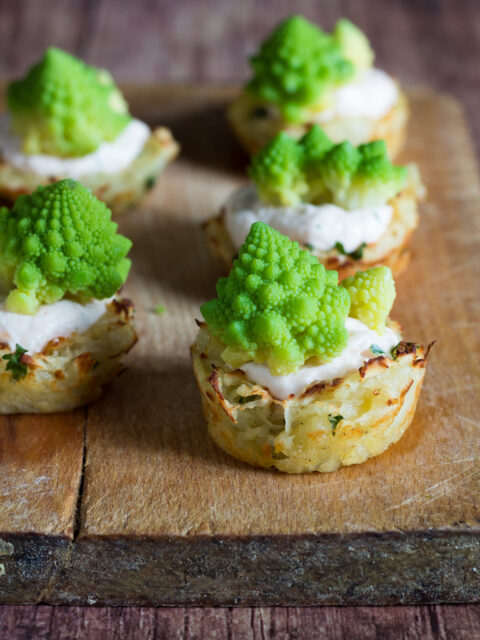 cestini di patate con mousse al salmone e alberelli