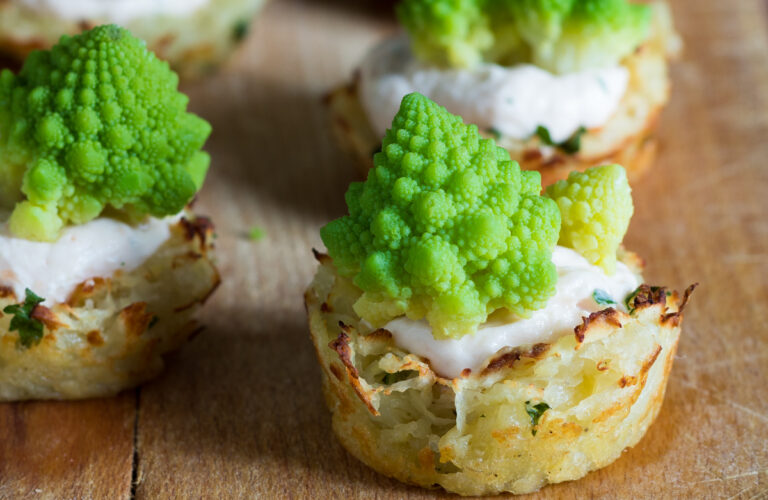 cestini di patate con mousse al salmone e alberelli